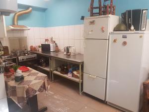Kuchyň nebo kuchyňský kout v ubytování Hostel P33 + 7 fotografií