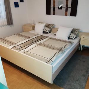 ein großes weißes Bett in einem Zimmer mit in der Unterkunft Ferienwohnung Irmgard in Plein