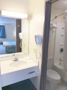Ett badrum på Motel 6 McGraw, NY - Cortland