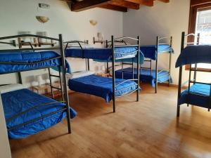 Bunk bed o mga bunk bed sa kuwarto sa La Casa de Mi Abuela