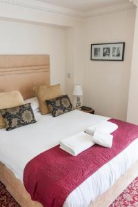 Кровать или кровати в номере The Clarendon Royal Hotel