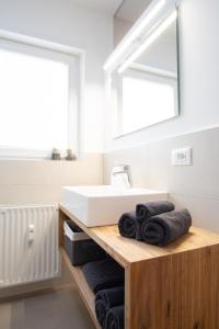 W łazience znajduje się umywalka, lustro i ręczniki. w obiekcie Apartment Hanna w Meranie