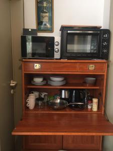 a cabinet with two microwaves and a microwave at Beau Reg'Art in Hasselt