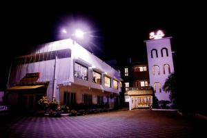 un edificio con una luz encima por la noche en The Cindrella Hotel en Siliguri