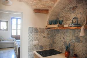 Η κουζίνα ή μικρή κουζίνα στο Trulli Selva e Natura Gio'.Ele +18 φωτογραφίες