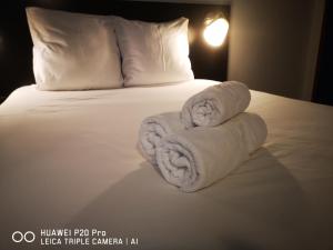 Postel nebo postele na pokoji v ubytování Hôtel Le Ponson