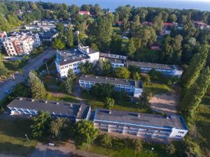widok z powietrza na budynek szkolny w obiekcie Ośrodek Wczasowy HELIOS w Jastrzębiej Górze