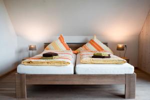 2 Betten mit Kissen in einem Schlafzimmer in der Unterkunft Ferienhaus Wasserfall in Bestwig
