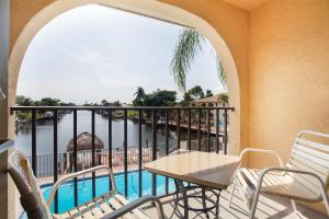 Výhľad na bazén v ubytovaní OYO Waterfront Hotel- Cape Coral Fort Myers, FL alebo v jeho blízkosti