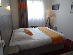 Voodi või voodid majutusasutuse The Originals City, Hôtel Ker Izel, Saint-Brieuc toas