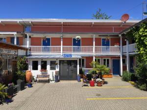 Budova, kde se motel nachází + 30 fotografií