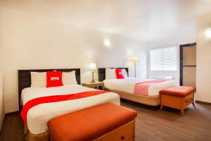 En eller flere senge i et værelse på OYO Waterfront Hotel- Cape Coral Fort Myers, FL