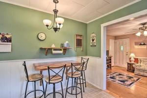 Quaint Cottage with Deck Near Tryon Equestrian Center