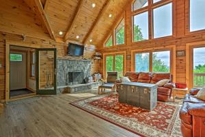 Et sittehjørne på Catskills Home with Deck and Game Room 14 Mi to Ski!