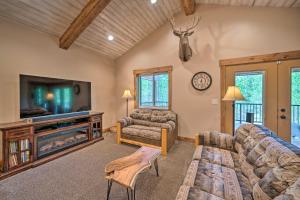 sala de estar con sofá y TV en Outdoor Adventure Hub about 20 Miles to Yellowstone! en Island Park