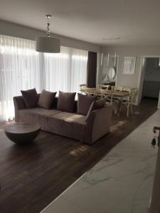 - un salon avec un canapé et une table dans l'établissement Apartament Amalia z tarasem widokowym i bocznym balkonem, à Rewal