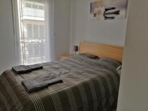 ein Schlafzimmer mit einem Bett mit zwei Handtüchern darauf in der Unterkunft Appt T3 neuf, draps et serviettes fournis in Argelès-sur-Mer