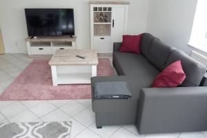 TV a/nebo společenská místnost v ubytování Ferienwohnung Schwarzwaldrand
