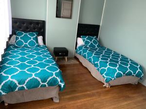 een slaapkamer met 2 bedden en een blauw-wit dekbed bij Gîte Arcis sur Aube in Arcis-sur-Aube