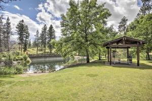 Sunny Home with Patio Less Than 10 Mi to Lake Coeur dAlene 야외 정원