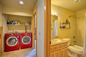 Koupelna v ubytování Eagle Crest Retreat with Great WiFi and Resort Access! + 21 fotografií