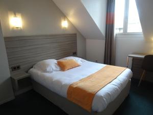 מיטה או מיטות בחדר ב-Hôtel Ker Izel Saint-Brieuc Centre Historique