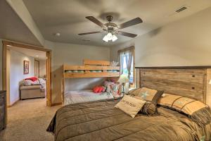 Våningssäng eller våningssängar i ett rum på Spacious Home with Hot Tub - 2 Mi to Granby Ranch!