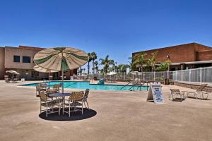 House with Golf Course View and Pool Access!の敷地内または近くにあるプール