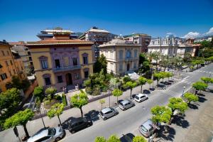 einen Luftblick auf eine Stadtstraße mit geparkten Autos in der Unterkunft Hotel Stella Del Mare in Chiavari