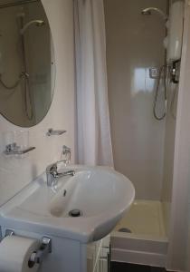 Koupelna v ubytování Norwyn Court Holiday Apartments + 130 fotografií