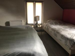 - une chambre avec un lit et une fenêtre dans l'établissement Clos de la fontaine A, à Villiers-Saint-Frédéric