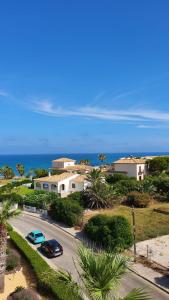 uma vista para uma casa e uma rua com carros em - - - - - FRONT LINE - - - - - Primera Línea - - - - - Apartments in Playa Flamenca em Playa Flamenca