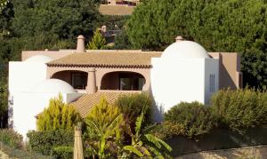 une maison blanche avec deux dômes au-dessus dans l'établissement Lageado Park, à Albufeira