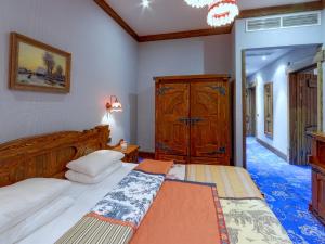 Siberia في إيستوسادوك: غرفة نوم بسرير وخزانة خشبية