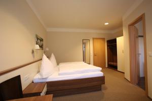 Postel nebo postele na pokoji v ubytování Hotel Gasthof Fenzl