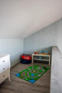 Habitación infantil con cama y mesa en Ferienwohnung Gräfe, en Stöckey