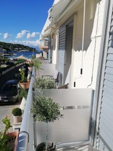 Балкон или терраса в Hotel Miramar- Cap d'Antibes - La Garoupe plage