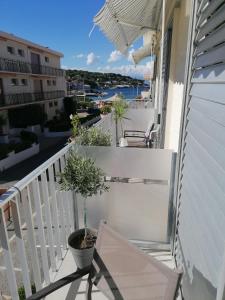 Балкон или терраса в Hotel Miramar- Cap d'Antibes - La Garoupe plage