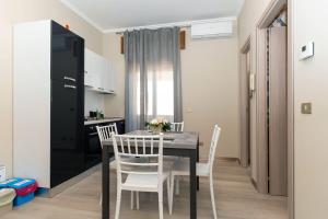 a kitchen and dining room with a table and chairs at Fiumicino Dream & Fly in Fiumicino