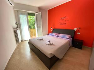 a bedroom with a bed with two stuffed animals on it at Casa Lavanda in Torri del Benaco