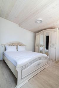 A bed or beds in a room at Floros simfonija vilos