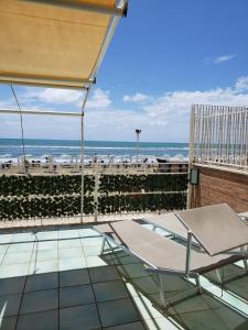 a view of the beach from the balcony of a building at Incantevole casa sul mare vicino a Roma in Nettuno