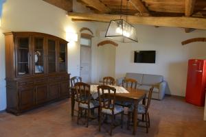 チェッレート・グイーディにあるAgriturismo Villa Adimariのダイニングルーム(テーブル、椅子付)