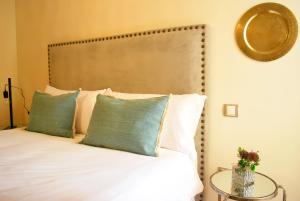 A bed or beds in a room at Homely Málaga Malagueta junto al mar, parking privado bajo suplemento
