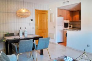 A kitchen or kitchenette at Homely Málaga Malagueta junto al mar, parking privado bajo suplemento Még 35 kép