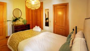 A bed or beds in a room at Homely Málaga Malagueta junto al mar, parking privado bajo suplemento