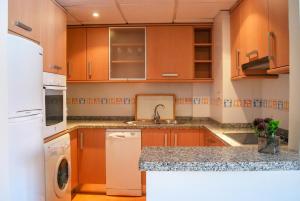 A kitchen or kitchenette at Homely Málaga Malagueta junto al mar, parking privado bajo suplemento