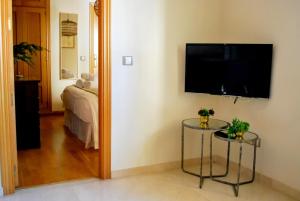 A television and/or entertainment centre at Homely Málaga Malagueta junto al mar, parking privado bajo suplemento