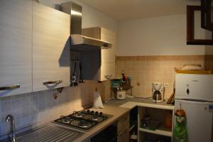 Villa Rosy في ناردو: مطبخ مع موقد وثلاجة