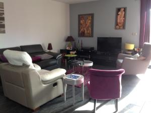 sala de estar con sofá y sillas en VILLA 800 MÈTRES DE LA PLAGE, en Andernos-les-Bains
